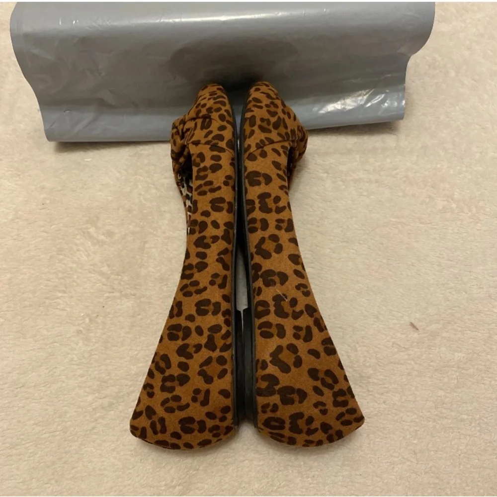 Charles Albert Women's Brown Leopard Flats